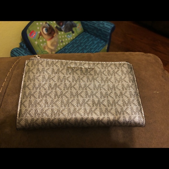 Michael kors clutch - Picture 3 of 3